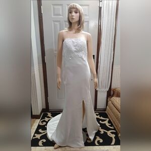 Size 10 Elegant Strapless White Dress w/ Side Slit & Short Train